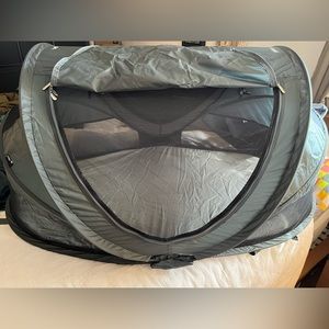 Joovy Gloo Portable Travel Tent comes w/ Mattress pad, carrying case + manual